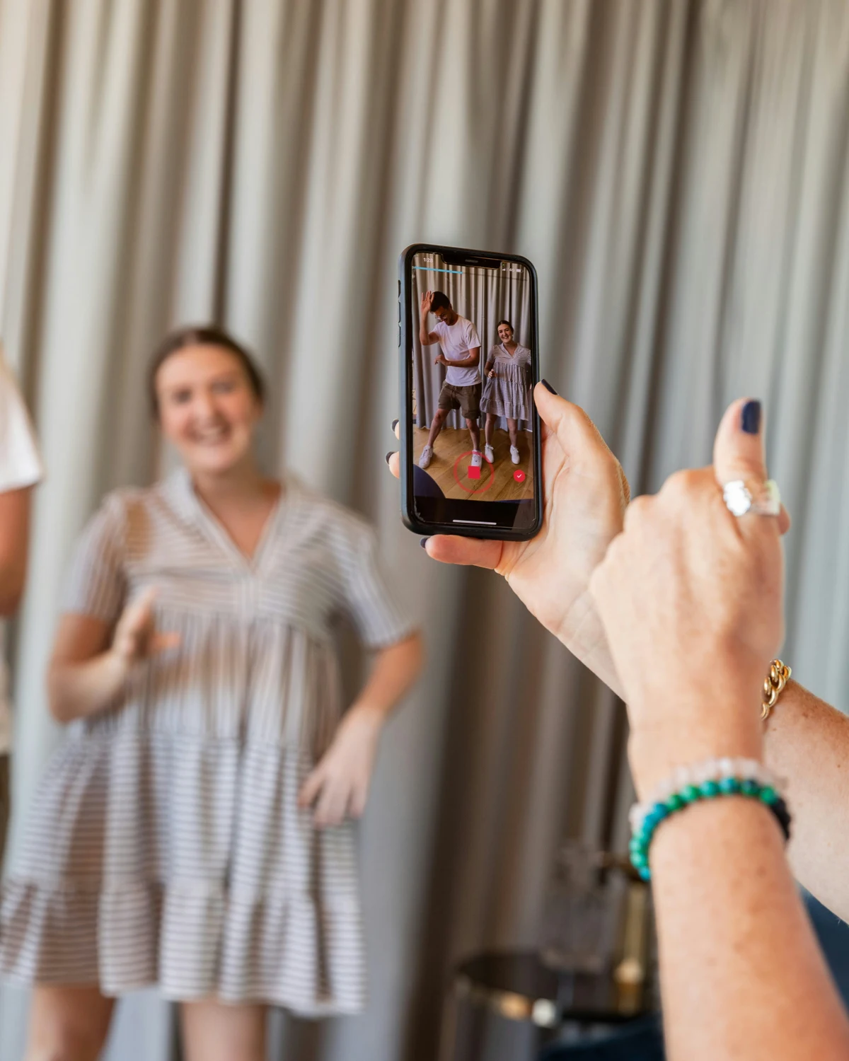 En mobil filmer to personer under en indholdsoptagelse